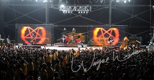Motley Crue concert photo by Wayne Dennon