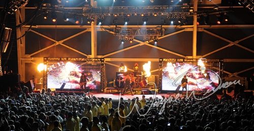 Motley Crue concert photo by Wayne Dennon