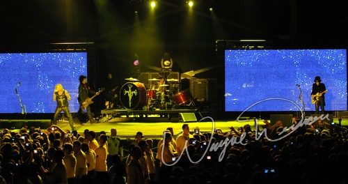 Motley Crue concert photo by Wayne Dennon