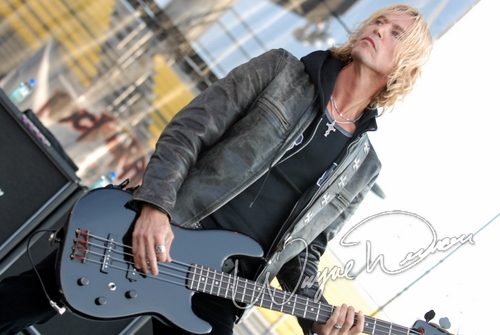 Velvet Revolver concert photo by Wayne Dennon