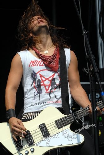 Damone concert photo by Wayne Dennon