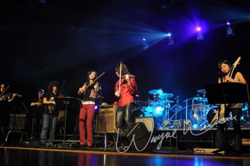 Mark Wood & Jeff Plate concert photo by Wayne Dennon