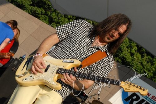 Ugly concert photo by Wayne Dennon