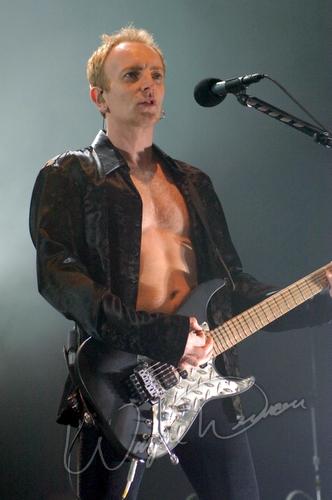 Def Leppard concert photo by Wayne Dennon