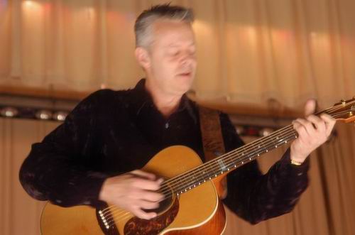 Tommy Emmanuel concert photo by Wayne Dennon