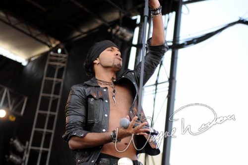 Pop Evil concert photo by Wayne Dennon