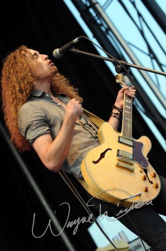 Taddy Porter concert photo by Wayne Dennon