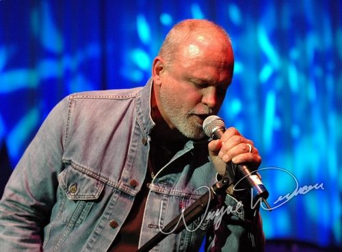 Paul Reed Smith concert photo by Wayne Dennon
