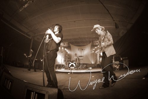 Tracii Guns concert photo by Wayne Dennon
