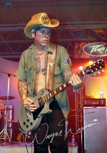 Tracii Guns concert photo by Wayne Dennon