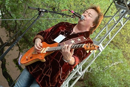 Rick Derringer concert photo by Wayne Dennon