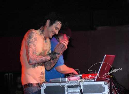 Tommy Lee concert photo by Wayne Dennon