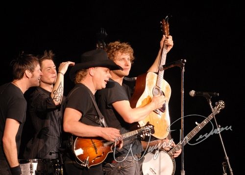 Dierks Bentley at Ervin J. Nutter Center Dayton, OH on November 16, 2006 &mdash; concert photo by Wayne Dennon