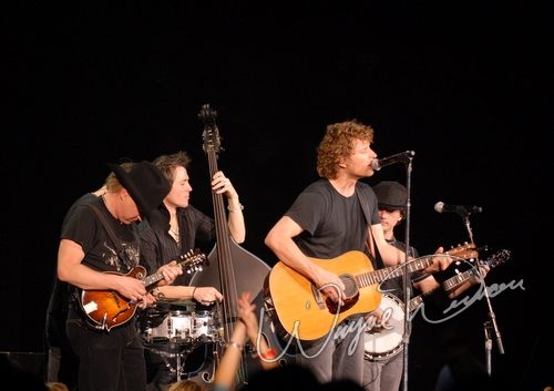 Dierks Bentley at Ervin J. Nutter Center Dayton, OH on November 16, 2006 &mdash; concert photo by Wayne Dennon