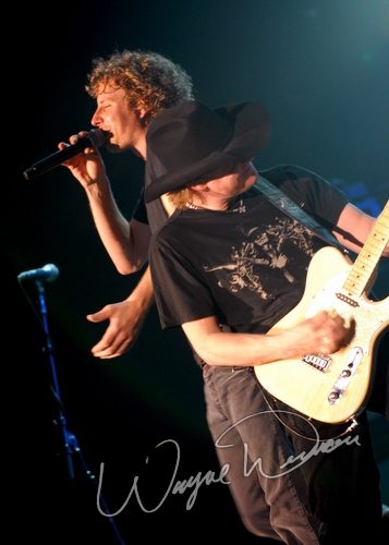 Dierks Bentley at Ervin J. Nutter Center Dayton, OH on November 16, 2006 &mdash; concert photo by Wayne Dennon