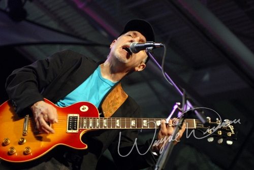 Phil Keaggy concert photo by Wayne Dennon