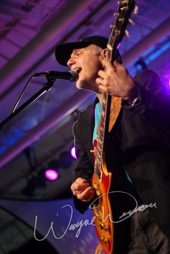 Phil Keaggy concert photo by Wayne Dennon