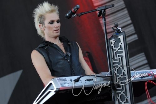 Julien-K at Verizon Wireless Music Center Noblesville, IN on August 31, 2007 &mdash; concert photo by Wayne Dennon