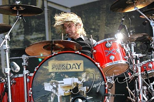 Dark New Day at X-Fest Dayton, OH on September 18, 2005 &mdash; concert photo by Wayne Dennon