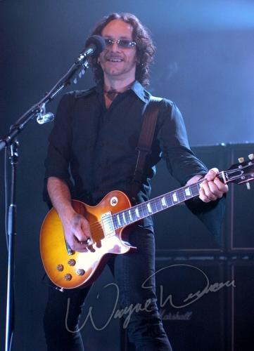 Def Leppard concert photo by Wayne Dennon