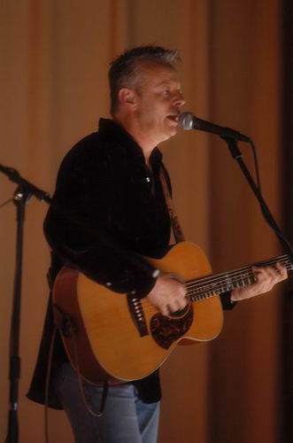 Tommy Emmanuel at Unknown Venue Somewhere, US on June 24, 2003 &mdash; concert photo by Wayne Dennon