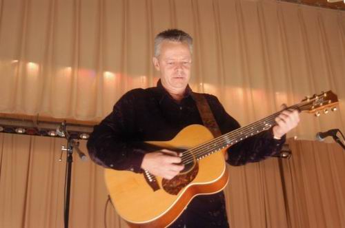 Tommy Emmanuel at Unknown Venue Somewhere, US on June 24, 2003 &mdash; concert photo by Wayne Dennon