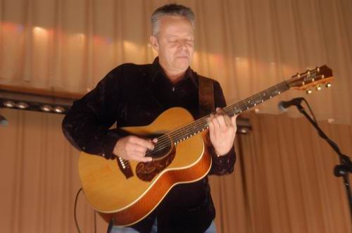 Tommy Emmanuel at Unknown Venue Somewhere, US on June 24, 2003 &mdash; concert photo by Wayne Dennon