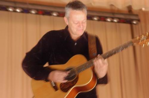 Tommy Emmanuel at Unknown Venue Somewhere, US on June 24, 2003 &mdash; concert photo by Wayne Dennon