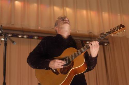 Tommy Emmanuel at Unknown Venue Somewhere, US on June 24, 2003 &mdash; concert photo by Wayne Dennon