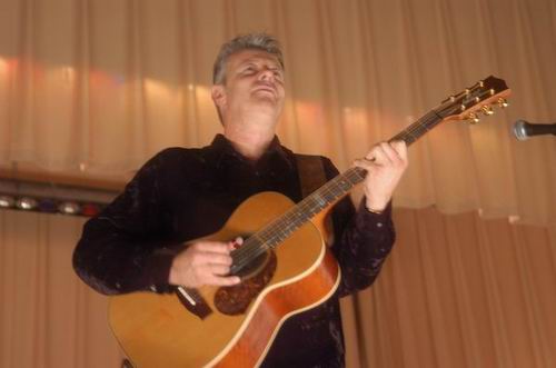 Tommy Emmanuel at Unknown Venue Somewhere, US on June 24, 2003 &mdash; concert photo by Wayne Dennon