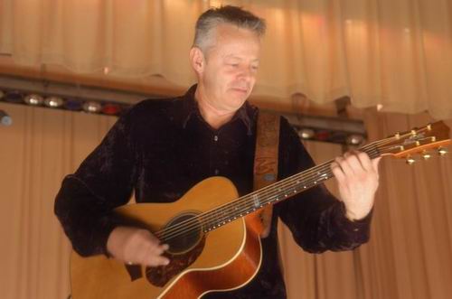 Tommy Emmanuel at Unknown Venue Somewhere, US on June 24, 2003 &mdash; concert photo by Wayne Dennon