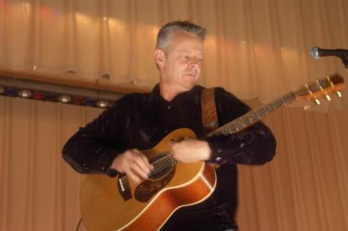 Tommy Emmanuel at Unknown Venue Somewhere, US on June 24, 2003 &mdash; concert photo by Wayne Dennon