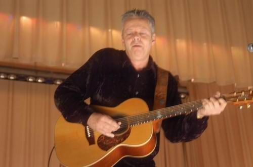 Tommy Emmanuel at Unknown Venue Somewhere, US on June 24, 2003 &mdash; concert photo by Wayne Dennon