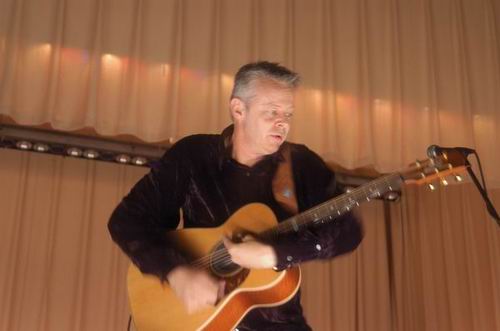 Tommy Emmanuel at Unknown Venue Somewhere, US on June 24, 2003 &mdash; concert photo by Wayne Dennon
