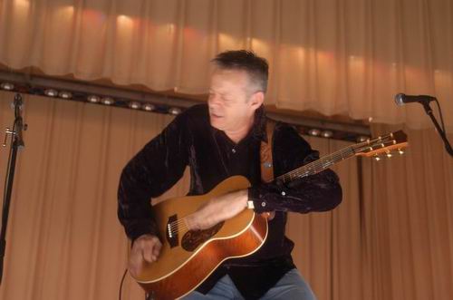 Tommy Emmanuel at Unknown Venue Somewhere, US on June 24, 2003 &mdash; concert photo by Wayne Dennon