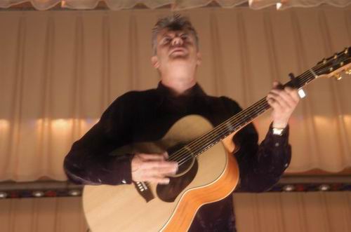 Tommy Emmanuel at Unknown Venue Somewhere, US on June 24, 2003 &mdash; concert photo by Wayne Dennon
