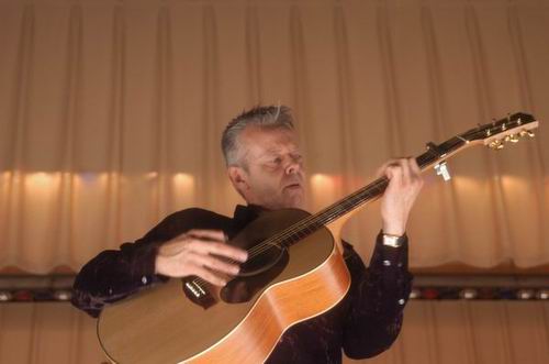 Tommy Emmanuel at Unknown Venue Somewhere, US on June 24, 2003 &mdash; concert photo by Wayne Dennon