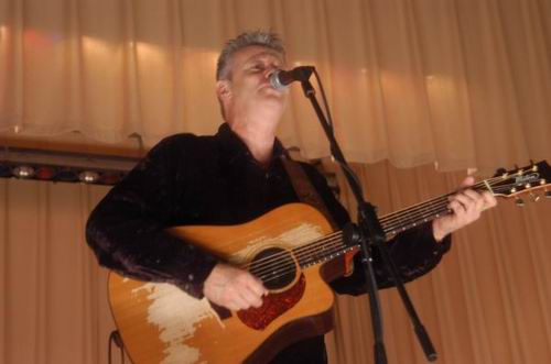 Tommy Emmanuel at Unknown Venue Somewhere, US on June 24, 2003 &mdash; concert photo by Wayne Dennon