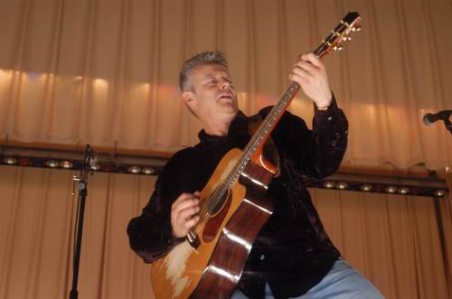 Tommy Emmanuel at Unknown Venue Somewhere, US on June 24, 2003 &mdash; concert photo by Wayne Dennon