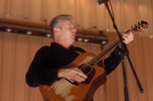 Tommy Emmanuel at Unknown Venue Somewhere, US on June 24, 2003 &mdash; concert photo by Wayne Dennon