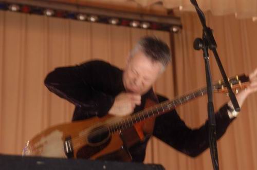 Tommy Emmanuel at Unknown Venue Somewhere, US on June 24, 2003 &mdash; concert photo by Wayne Dennon