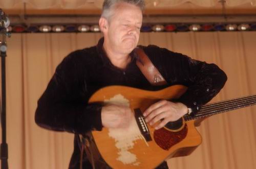 Tommy Emmanuel at Unknown Venue Somewhere, US on June 24, 2003 &mdash; concert photo by Wayne Dennon