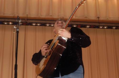 Tommy Emmanuel at Unknown Venue Somewhere, US on June 24, 2003 &mdash; concert photo by Wayne Dennon