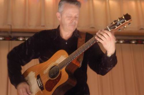 Tommy Emmanuel at Unknown Venue Somewhere, US on June 24, 2003 &mdash; concert photo by Wayne Dennon
