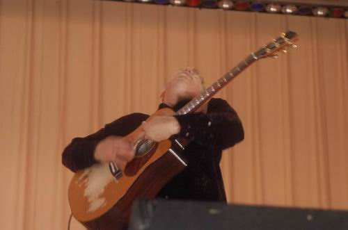 Tommy Emmanuel at Unknown Venue Somewhere, US on June 24, 2003 &mdash; concert photo by Wayne Dennon