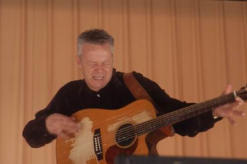 Tommy Emmanuel at Unknown Venue Somewhere, US on June 24, 2003 &mdash; concert photo by Wayne Dennon