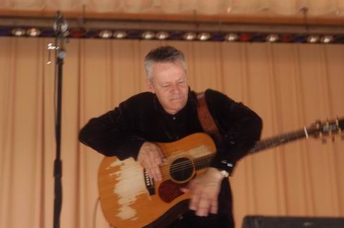 Tommy Emmanuel at Unknown Venue Somewhere, US on June 24, 2003 &mdash; concert photo by Wayne Dennon