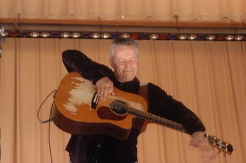 Tommy Emmanuel at Unknown Venue Somewhere, US on June 24, 2003 &mdash; concert photo by Wayne Dennon