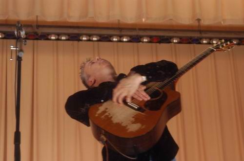 Tommy Emmanuel at Unknown Venue Somewhere, US on June 24, 2003 &mdash; concert photo by Wayne Dennon