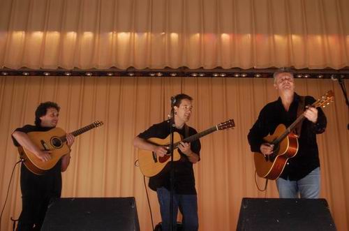 Tommy Emmanuel at Unknown Venue Somewhere, US on June 24, 2003 &mdash; concert photo by Wayne Dennon